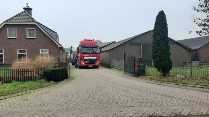 Bij het pluimveebedrijf in Ede staan vrachtwagens van gasbedrijf Strombeek op de oprit.