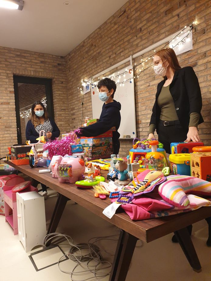 Medewerkers Sarah, Katrien en Savanne deelden dinsdag cadeautjes uit.