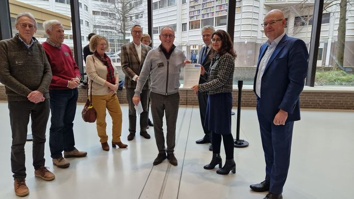 Nol de Jong overhandigt namens het burgercomité Schaijk-Reek de petitie aan Hind Dekker-Abdulaziz, Tweede Kamerlid namens D66.