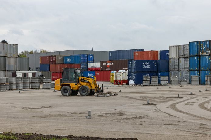 Het terrein van KOV transport in Oud Gastel wordt bestraat. Daarom zijn de containers nu hoog opgestapeld.