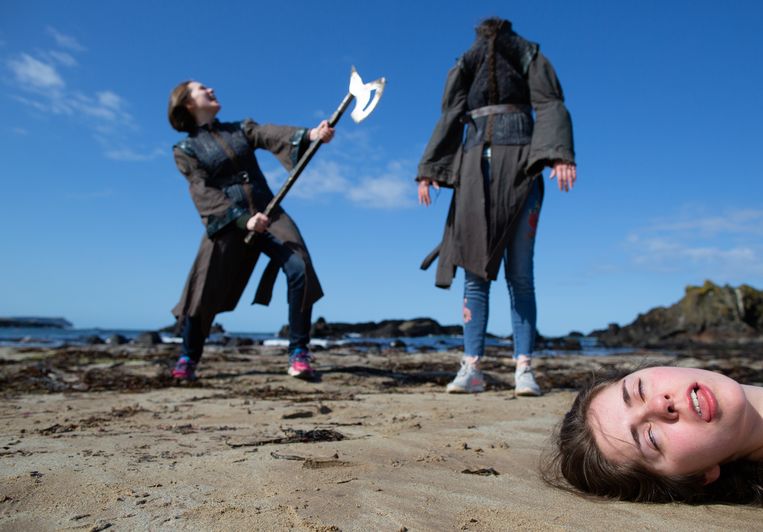 De zussen Kirsty, Katherine (zonder hoofd) en Amy Fraser uit het Schotse Aberdeenshire vechten een familievete uit in Ballintoy Harbour, de plek waar Theon ooit aan land kwam op Pyke Island. Beeld Kenneth O Halloran