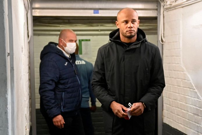 Vincent Kompany in de catacomben van La Louviere.