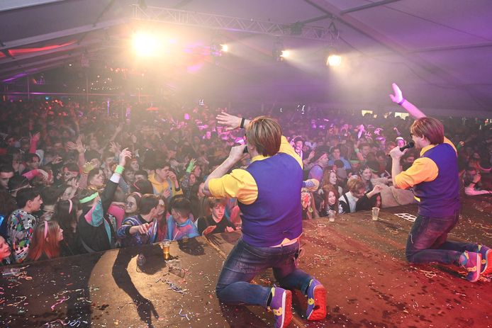 Zo'n 4500 mensen genoten zaterdagavond volop in de enorme feesttent in Boxmeer. Omdat het gaat om een open constructie is testen niet nodig.