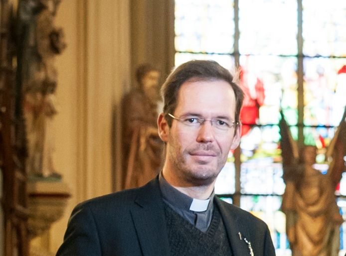 Kapelaan Jeroen Beekman in de Grote kerk Oss