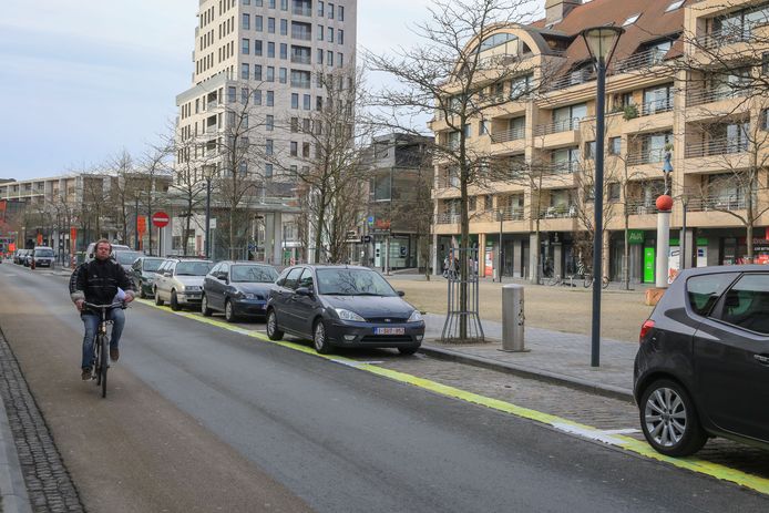Een zone voor bewonersparkeren, in Kortrijk. De betrokken parkeerwachters zouden lijsten gehad hebben met wagens die frequent in zo'n zones staan. Om vanop afstand systematisch nummerplaten te kunnen ingeven, zonder echt te werken.