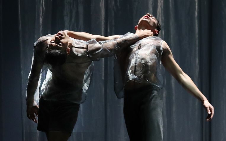 Manoeuvres van Juanjo Arqués door Nathan Brhane en Michele Esposito van Het Nationale Ballet. Beeld Hans Gerritsen