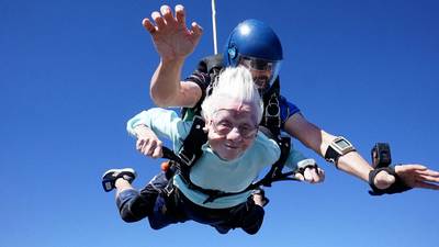 KIJK. 104-jarige Amerikaanse vrouw hoopt wereldrecord te breken met skydive: “Ik moest mezelf wakker houden, zo ontspannen was ik”