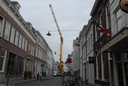 Het gebeurt niet vaak dat midden in de Verwersstraat een grote hijskraan staat opgesteld. Naar verwachting wordt de straat nog vóór het eind van de middag weer vrijgegeven
