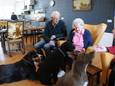 Zierikzee Wieken-
Knuffelmiddag met hondjes voor ouderen-
verhaal van Gerrit
Sjaak Voermans en Catharina van Veldhove
met dico(grote hond  met rode halsband) Suus ( lichtbruine hond) en Cooper (zwarte hond)
2