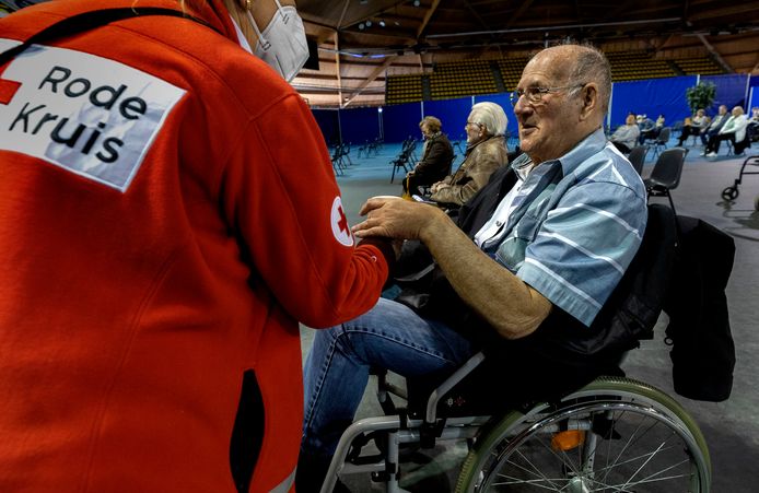 Erik Kuhr is gevaccineerd in het Indoor Sportcentrum in Eindhoven.