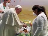 Paus doopt baby in ziekenhuis waar hij herstelt in Rome