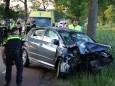 Auto botst tegen twee bomen, slingert over de weg en belandt in berm: bestuurder vermoedelijk onder invloed