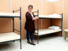 Slapen op stapelbedden in de hal, douchen in een container: zo leven vluchtelingen in Kamp van Zeist