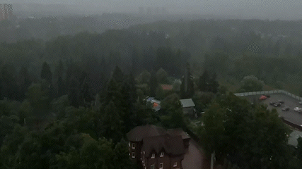 Un homme filme un éclair extrêmement puissant depuis son immeuble en Russie.