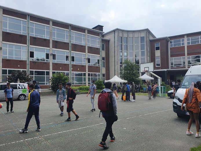 Tijdens de middagpauze vertoeven de zomerstudenten op de speelplaats van het Stedelijk Lyceum Olympiade. In de namiddag nemen ze deel aan activiteiten gepland door vzw Piazza dell’Arte
