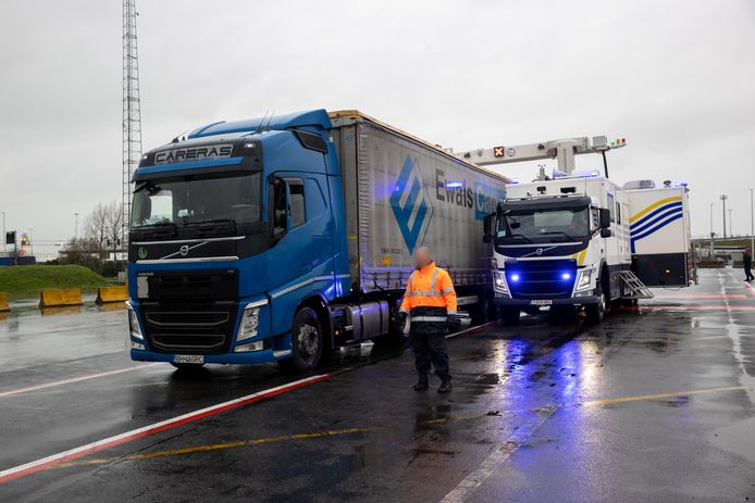 Foto ter illustratie: een vrachtwagen in de haven van Zeebrugge.