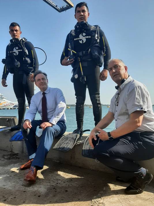 Burgemeester Bart De Wever van Antwerpen en Ahmed Aboutaleb in de haven van Cartagena (Colombia), waar duikers en andere drugsbestrijders laten zien hoe ze hun haven veilig houden.