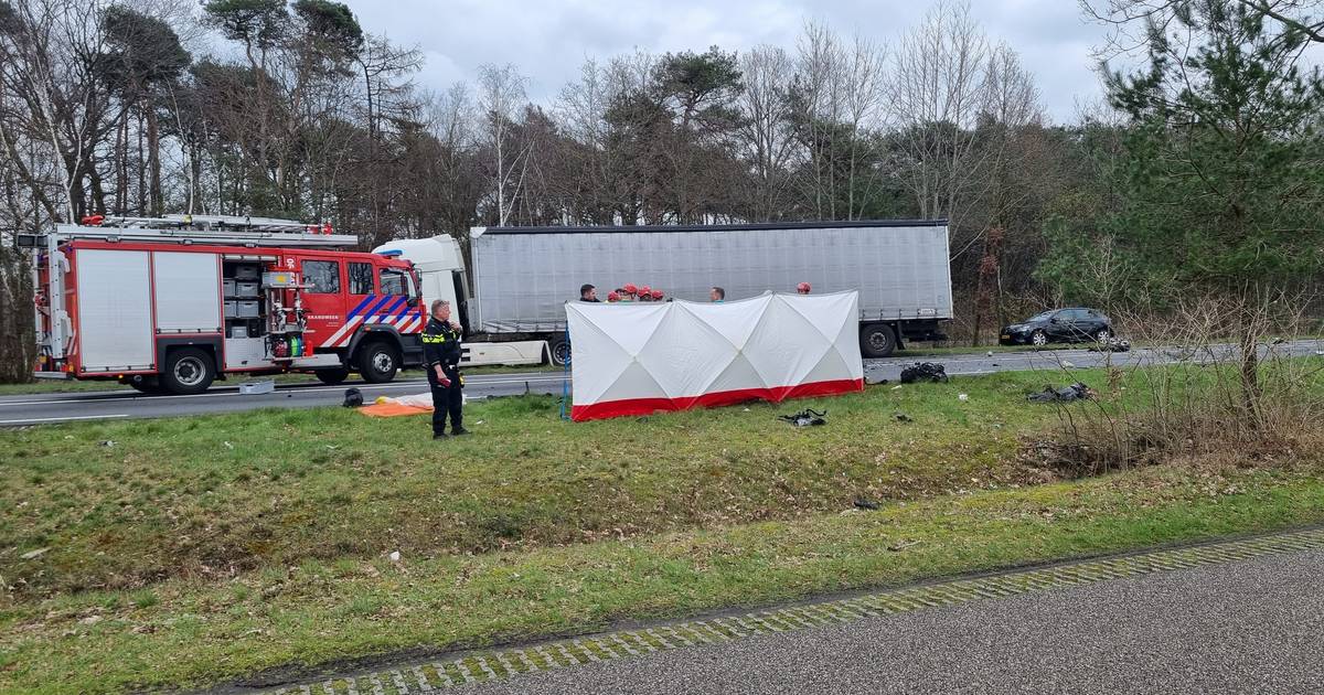 Dode bij ernstig ongeval op N18 bij Lievelde, weg voorlopig dicht.