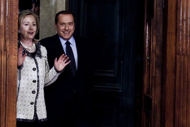2011: als minister van Buitenlandse Zaken temt ­Hillary ­Clinton macho Silvio Berlusconi. Beeld Corbis