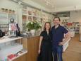 Lies Scheerlinck en Chris Verhecken in hun nieuwe winkel.