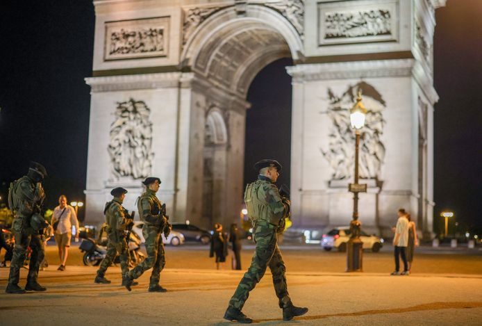 Franse soldaten bij de Arc de Triomphe in Parijs.