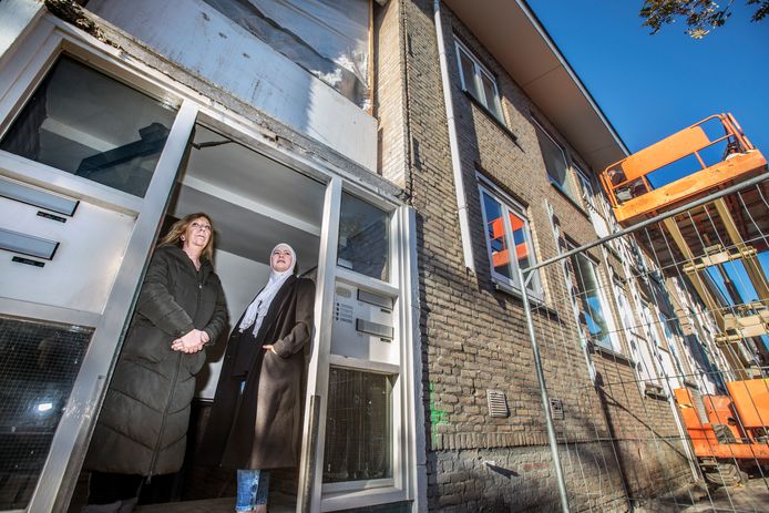 Wilma van Rijn en Imane Choukoud in de Verwoldestraat.