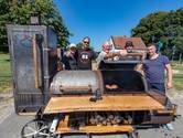 Groepje mannen uit Brunnepe bouwde deze gigantische mega-barbecue ‘Big Smoker Goliath’ (en dit is waarom)