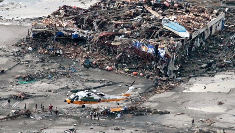 Een helikopter haalt mensen op uit de stad Minamisanriku Beeld reuters