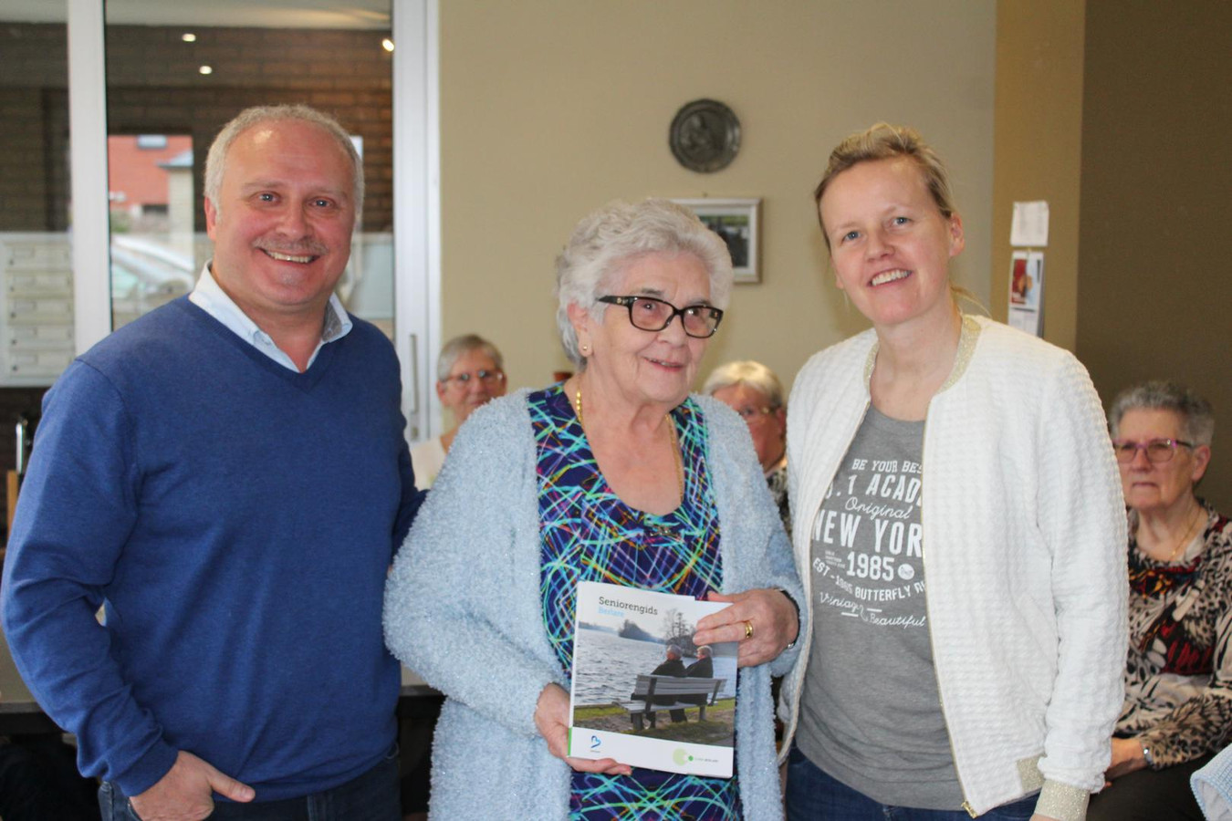 Martha Tackaert heeft de eer de eerste Seniorengids te mogen ontvangen.