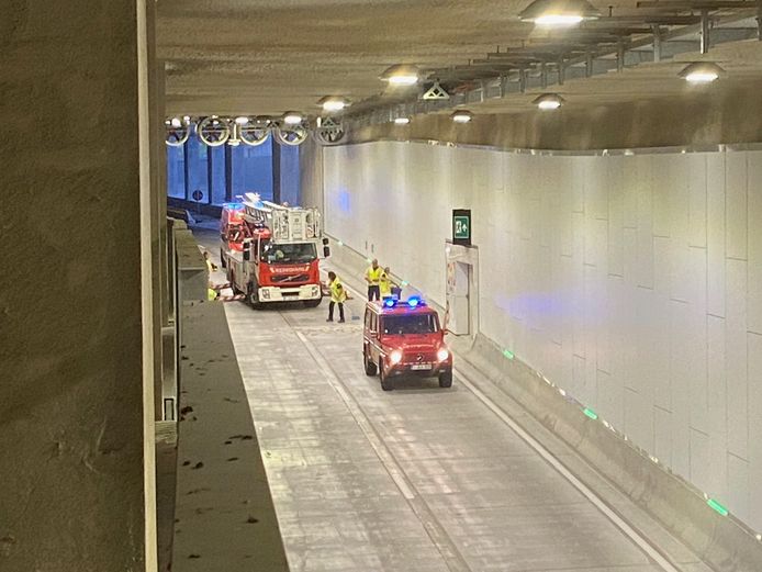 Zaterdagavond werd vastgesteld dat steengruis van de brandwerende bekleding – stukjes van een paar centimeter - naar beneden was gekomen in de tunnelkoker richting Brussel, ter hoogte van een uitzettingsvoeg.