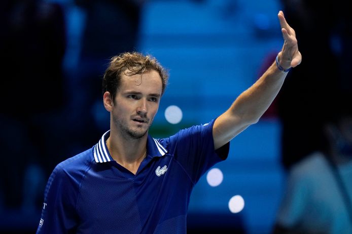 Daniil Medvedev viert zijn zege op Jannik Sinner.