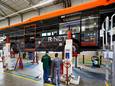 Ebusco heeft in zijn fabriek in Deurne assemblagelijnen ingericht waar bussen van ontbrekende onderdelen worden voorzien.