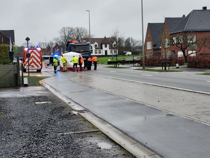 Een 76-jarige vrouw is dinsdagmorgen overleden na een ongeval met een vrachtwagen in de Oostendestraat in Torhout.