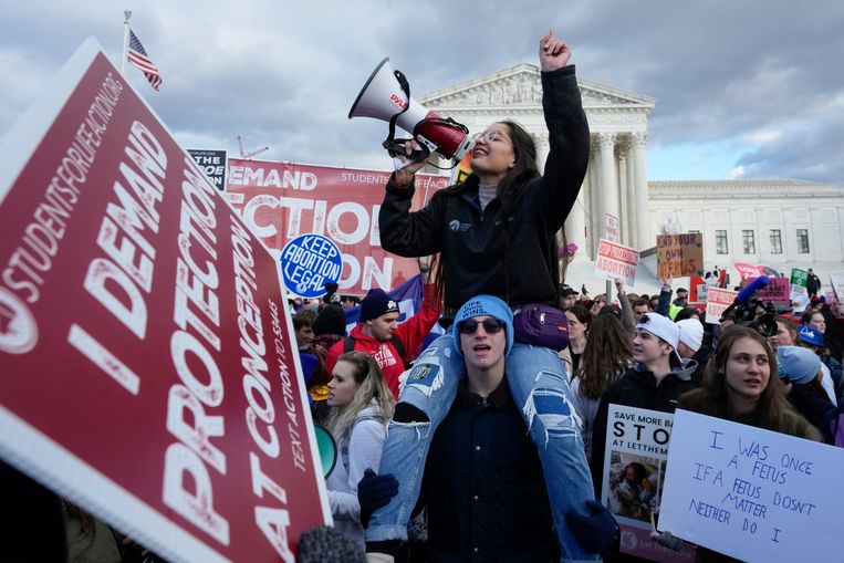 Anti-abortusbetogers vrijdag in Washington bij het Amerikaanse Hooggerechtshof. Beeld AP