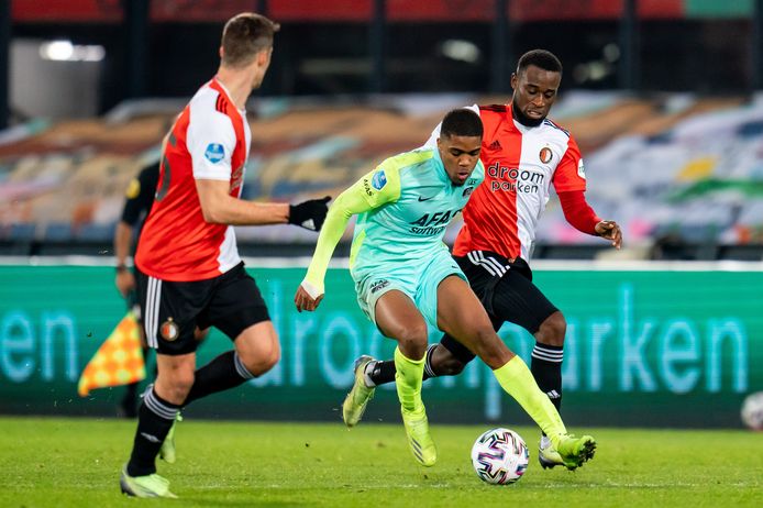 Myron Boadu in actie tijdens Feyenoord - AZ (2-3). De twintigjarige spits scoorde twee keer in de tweede helft.