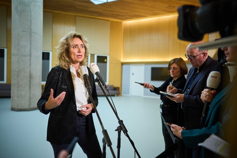 Vera Bergkamp rimarrà presidente della Camera dei rappresentanti, nonostante i crescenti dubbi sul suo ruolo nell’affare Arib.