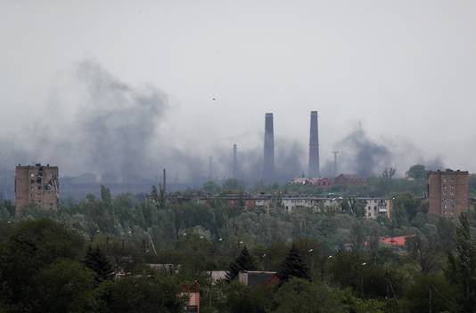 Rook stijgt op vanuit de staalfabriek Azovstal, op vrijdag 13 mei.