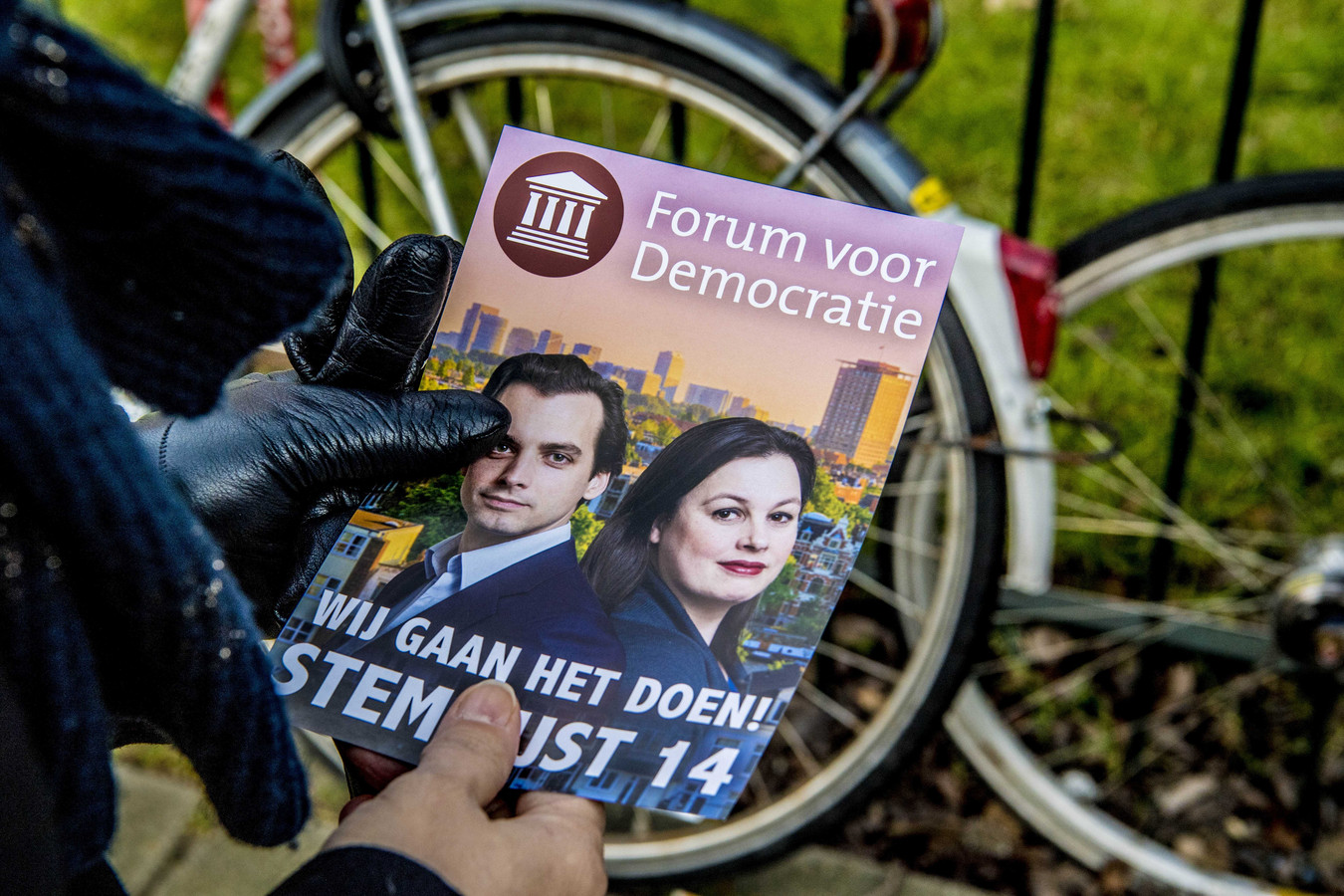Een flyer voor de politieke partij Forum voor Democratie met Thierry Baudet en Annabel Nanninga, lijsttrekker in Amsterdam.