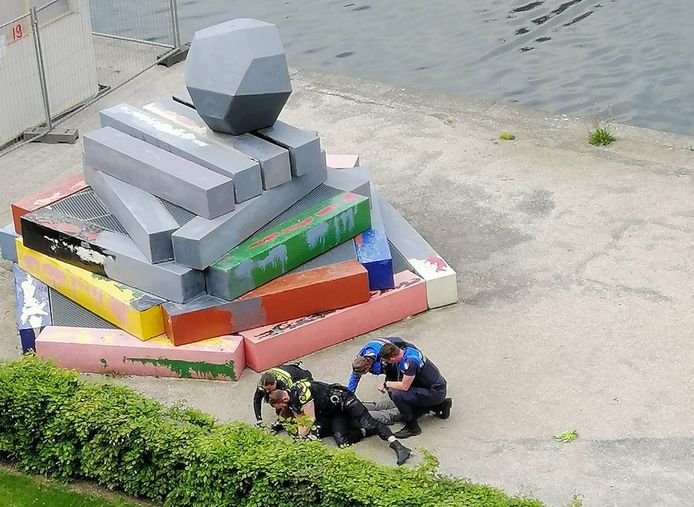 Politie en gemeentelijk toezichthouders overmeesterden de man.