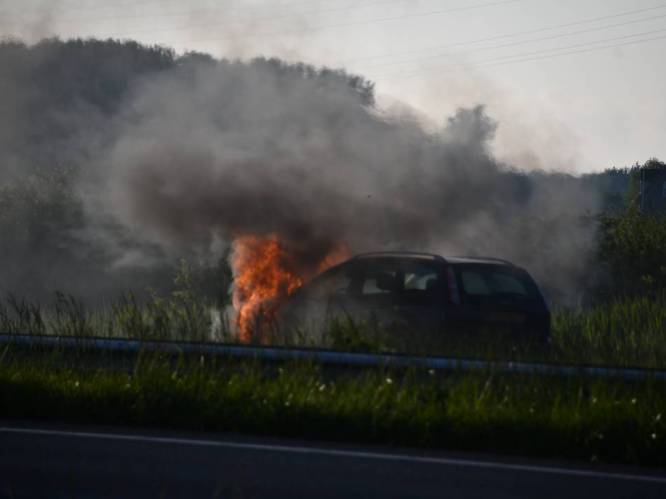 Auto compleet verwoest door brand op A58 in 's-Heer Arendskerke