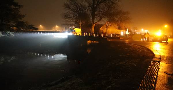 Auto belandt in sloot, inzittenden klimmen zelf uit auto