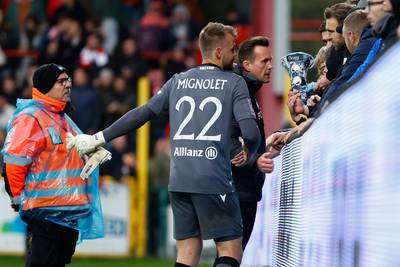 “Uiteindelijk is het mijn verantwoordelijkheid”: Club-coach Deila en spelers moeten het gaan uitleggen bij boze fans na nederlaag in Kortrijk