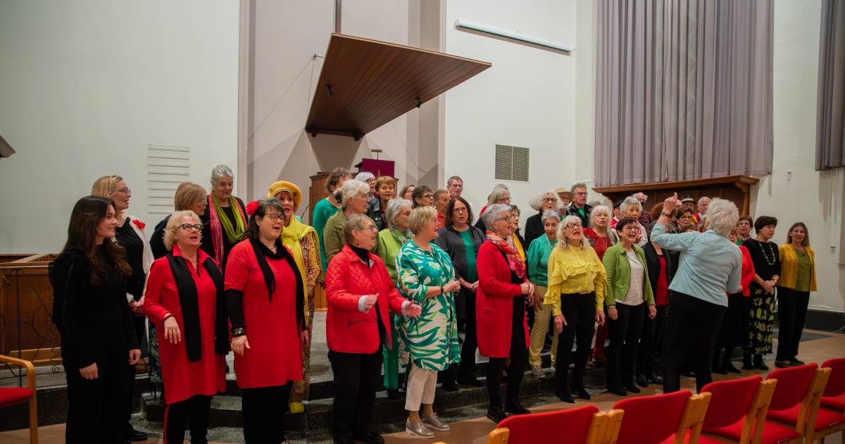 Koor Zeekoraal zingt iedereen vrolijk het voorjaar in bij het begin van de lente