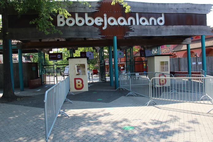 De ingang van Bobbejaanland, met groene wachtstippen en hekken om bezoekers te scheiden