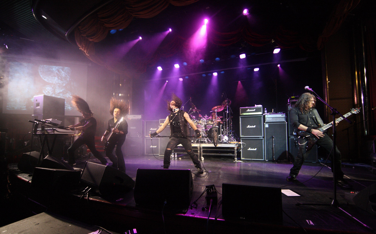 De Heavy metal band Moonspell tijdens een optreden op een cruiseschip op de Caribische Zee. Beeld EPA