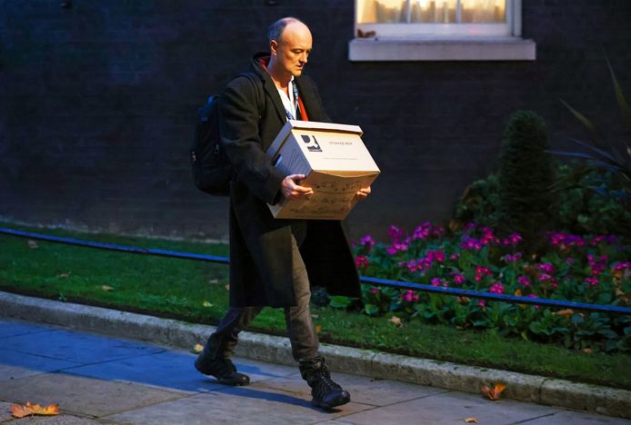 Cummings emporte une boîte d'effets personnels après sa démission en tant que conseiller du Premier ministre.