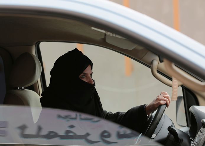 Mensenrechtenactiviste Aziza al-Yousef achter het stuur van een wagen in 2014. Ze werd vandaag vrijgelaten na negen maanden in de cel.
