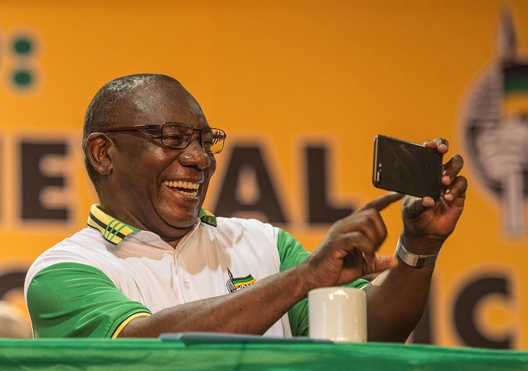Cyril Ramaphosa maakt foto's van journalisten op het ANC-congres. Beeld AFP