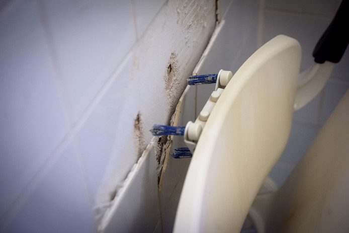 De afgebroken douchestoel in de badkamer van Hans Rijpma.
