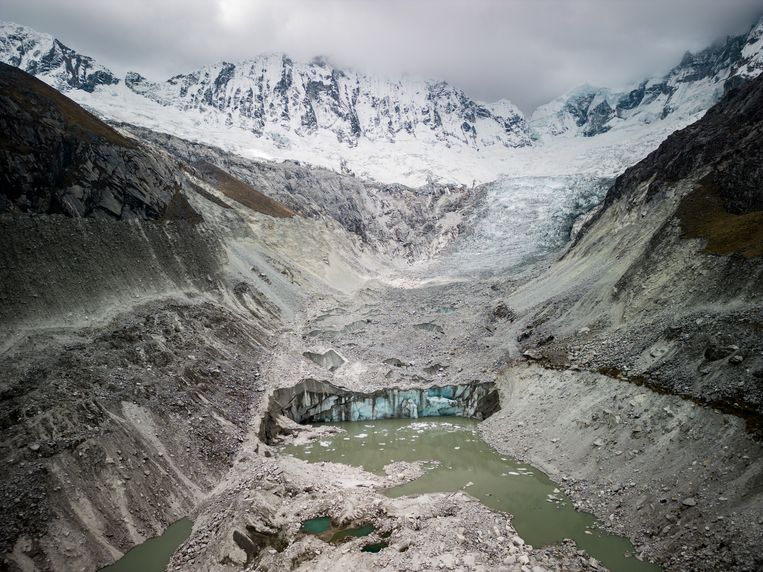 Gletsjer en gletsjermeer Llaca, op 4.500 meter hoogte. Beeld Julius Schrank / de Volkskrant